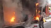 السيطرة على حريق بأسطح 8 منازل في أسيوط دون إصابات