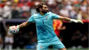 من رعي الأغنام إلى كأس العالم.. قصة حارس مرمى إيران علي رضا بيرانوند