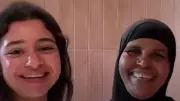 فيديو عفوي لفتاة تحتضن عاملة نظافة يثير تفاعلاً واسعاً على مواقع التواصل