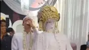 عريس ينهار من البكاء ويسقط مغشياً عليه عند رؤية عروسه لأول مرة في إندونيسيا