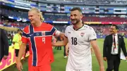 هالاند يبادل أيمن حسين التحية بعد نهاية مباراة النرويج والعراق في كأس العالم