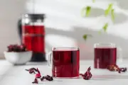 ساخنا أم باردا؟ الحقيقة العلمية وراء تأثير الكركديه على ضغط الدم