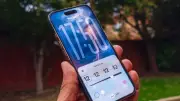 وداعًا للتصميم التقليدي.. طريقة تغيير ساعة شاشة القفل في آيفون بنظام iOS 26