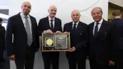 إنفانتينو يهدي أبو ريدة تذكار كأس العالم باسم السيسي على هامش مباراة مصر وبلجيكا