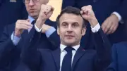 ماكرون يهنئ منتخب فرنسا بعد الفوز على السنغال في مونديال 2026