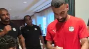 فيديو طريف لصلاح يشعل السوشيال ميديا.. ماذا قال لمشجع مصري؟