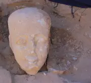 الكشف عن عناصر معمارية جديدة من معبد القصر القديم بالواحات البحرية