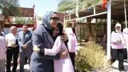 محافظ الوادي الجديد تحتضن طالبة بحنان الأم أثناء جولة بلجان الثانوية العامة