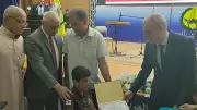 محافظ شمال سيناء يكرم الطفل البطل محمد النصايرة أصغر مصابي الإرهاب