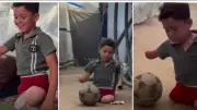 بلا ساقين وبيد واحدة.. طفل فلسطيني يتحدى إعاقته ويلعب كرة القدم في غزة