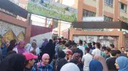 أولياء أمور طلاب الثانوية العامة ينتظرون أبناءهم في محيط لجان الإسكندرية