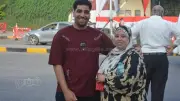 أولياء أمور يلتقطون صورًا تذكارية مع أبنائهم قبل امتحانات الثانوية العامة 2026