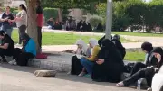 أولياء الأمور ينتظرون أبناءهم أمام لجان الثانوية العامة بالإسماعيلية بالدعاء والقرآن