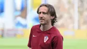 بيريز يتمسك بعودة مودريتش إلى ريال مدريد في الصيف الحالي