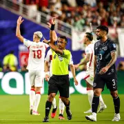 طرد لاعب بعد وضع يده على فم منافسه في مباراة تركيا وباراجواي
