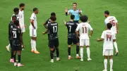 قطر تواجه كندا بتسعة لاعبين بعد طرد همام الأمين وعاصم مادبو في كأس العالم