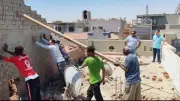 إزالة بناء مخالف لدور خامس دون ترخيص بمنطقة الدهار في الغردقة