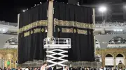 استبدال كسوة الكعبة المشرفة في أجواء إيمانية مهيبة مع بداية العام الهجري الجديد