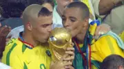 رونالدو يعتذر عن تسريحة شعره في مونديال 2002 ويختار الأرجنتين للفوز