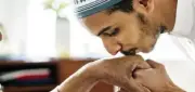 حكم تقبيل يد الوالدين والعلماء والصالحين.. رد الإفتاء