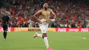 بالدموع.. صيباري يحتفل مع والدته بفوز المغرب على هولندا في كأس العالم