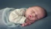 علامات تدل على أن طفلك الرضيع لا يحصل على قسط كاف من النوم