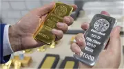 الاستثمار بالفضة أم الذهب في 2026.. أيهما يحقق عائدا أعلى؟
