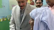 محافظ سوهاج يستمع لمواطن خلال تفقد قافلة الأطراف ويوجه بفحص حالته