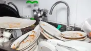 أشياء لا تتركها في حوض المطبخ طوال الليل لتجنب البكتيريا والروائح