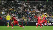 حكم مباراة تونس واليابان يرتدي قميصًا خاصًا بمناسبة المباراة رقم 1000 في تاريخ كأس العالم