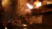 عاطل يشعل النيران في شقة والديه لرفضهما إعطائه أموالاً لشراء مخدر الآيس
