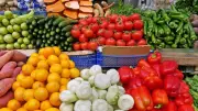 أسعار الخضار اليوم في سوق العبور: الطماطم بـ 10 جنيهات والليمون 35 والباذنجان يتراجع