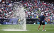 مواقف مثيرة في المونديال: رشاشات المياه تربك اللاعبين والجماهير بكأس العالم