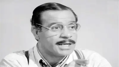عادل إمام يستعيد موقف أمين الهنيدي الشهير بجمع القبلات ببرنيطته