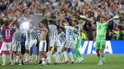 لاعبو الأرجنتين يهتفون بشكل استفزازي ضد إنجلترا قبل نصف النهائي