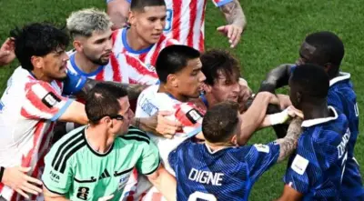 اشتباكات بين لاعبي فرنسا وباراجواي بسبب تدخل عنيف في كأس العالم 2026