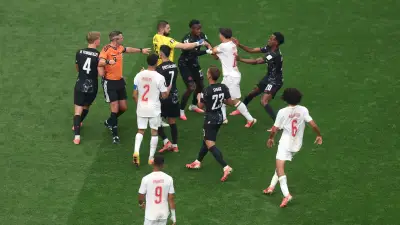 اشتباكات بين لاعبي المغرب وكندا وطوفان من الإنذارات في الشوط الأول