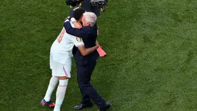 ديشامب: مبابي ليس دكتاتورا ويهدر ركلة جزاء بسبب التوقف الطويل