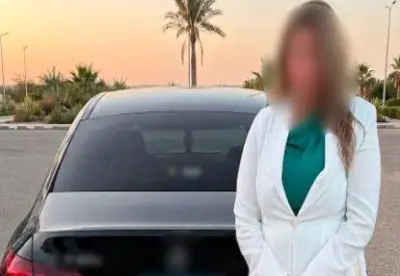 ضبط قائدة سيارة سمحت لأطفالها بالجلوس أعلى المركبة في التجمع الأول