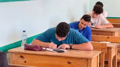 طلاب الثانوية العامة يؤدون امتحاني الكيمياء والجغرافيا بـ46 سؤالاً