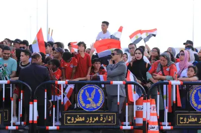 العلمين تتزين لاستقبال الأبطال: حشود جماهيرية في انتظار الفراعنة (فيديو)