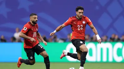 لاعب أفريقي سابق يسخر من مرموش: بدو فايزًا بالكرة الذهبية أمام نيوكاسل فقط