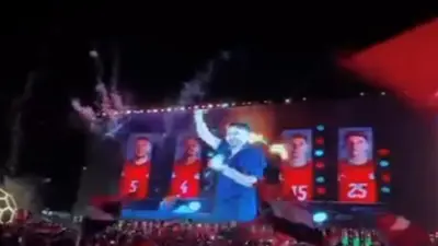 حمادة هلال يحتفل مع جمهور الفان زون بتأهل مصر لدور الـ16 بكأس العالم