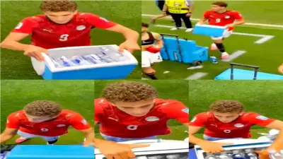 الجمهور يشيد بحمزة عبد الكريم بعد توزيع زجاجات المياه على الجماهير