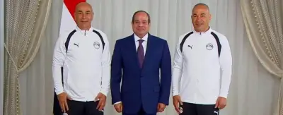 حسام حسن يوثق لحظة تكريم منتخب مصر بصورة مع الرئيس السيسي