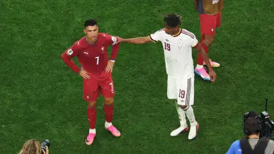 لامين يامال يشبه كريستيانو رونالدو بنجم هوليوود براد بيت