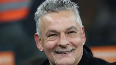 ميسي يهدي قميصه لروبرتو باجيو بعد الفوز على سويسرا في كأس العالم