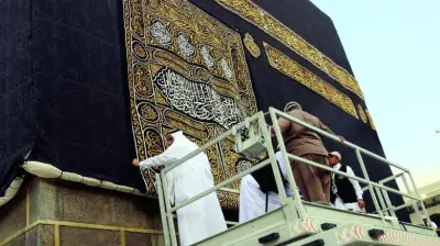 دهن العود النادر المستخدم في غسل الكعبة.. ذهب سائل وثمين