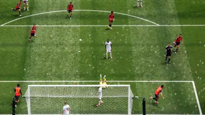 إسبانيا تقترب من رقم إيطاليا القياسي بعد الفوز على بلجيكا