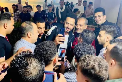 فيديو.. وسط جمهوره ومحبيه عصام السقا يسقط رأسه بالمنيا